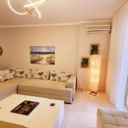 Aria's 3 *